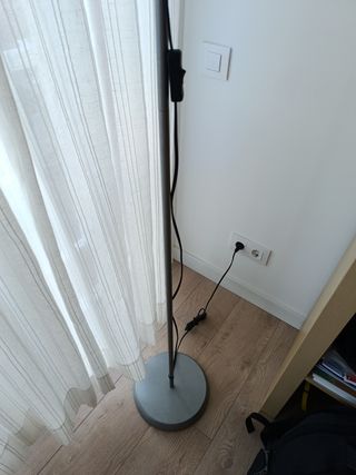 Lámpara de pie IKEA gris y blanca
