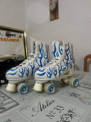 Patines de 4 ruedas blancos con diseño