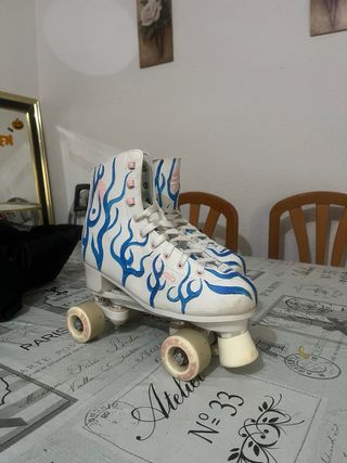 Patines de 4 ruedas blancos con diseño
