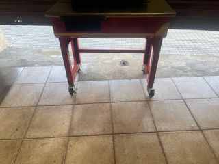 MESA CON RUEDASACERO INOXIDABLE  Y MUEBLE METÁLICO