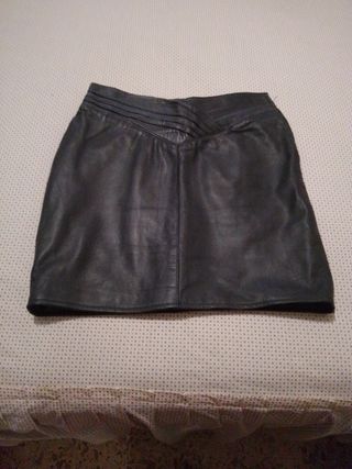 Falda de piel negra