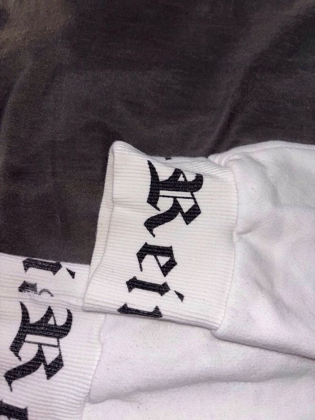 Sudadera blanca con texto