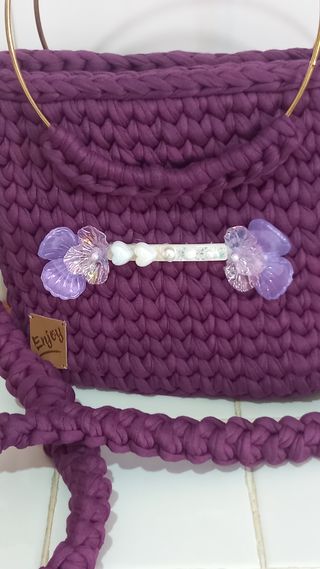 Bolso de mano morado con detalles dorados