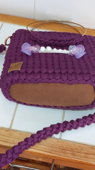 Bolso de mano morado con detalles dorados