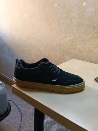 Zapatillas de skate negras suela marrón