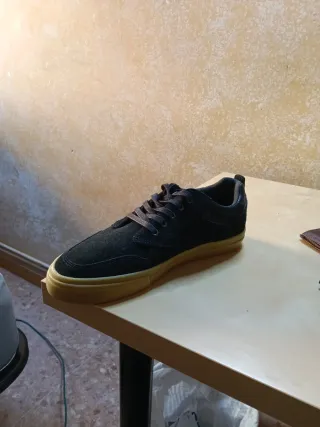 Zapatillas de skate negras suela marrón