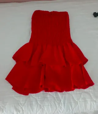 Mono rojo strapless con volantes