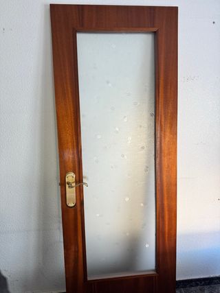 Puerta de madera con cristal
