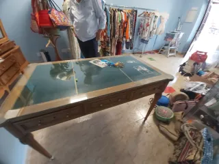 Tavolo in legno e vetro in stile inglese