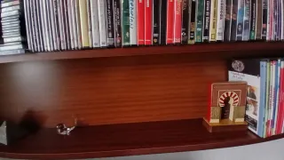 Estantería de madera marrón