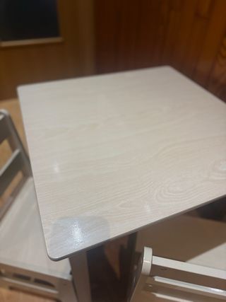 Mesa infantil de madera clara