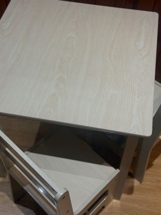 Mesa infantil de madera clara