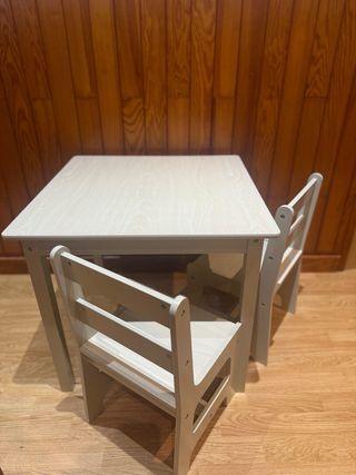 Mesa infantil de madera clara