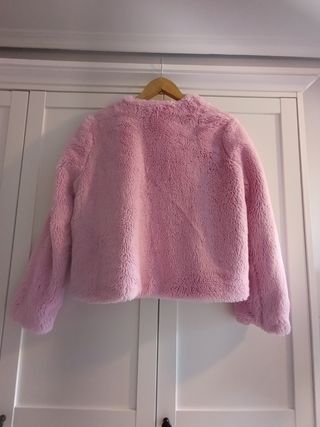 Abrigo pelo sintético rosa corto