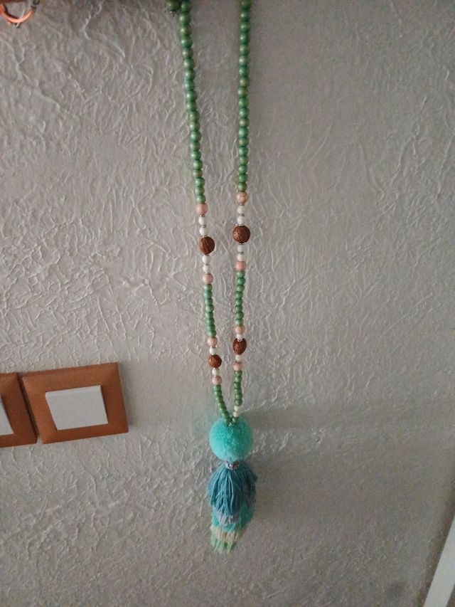 Collar largo con pompón y borla