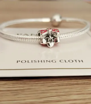 Charm Lazo Rojo de Minnie Mouse de Disney