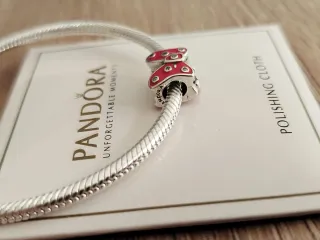 Charm Lazo Rojo de Minnie Mouse de Disney