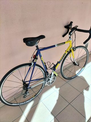 Bicicleta carretera clásica mejorada.