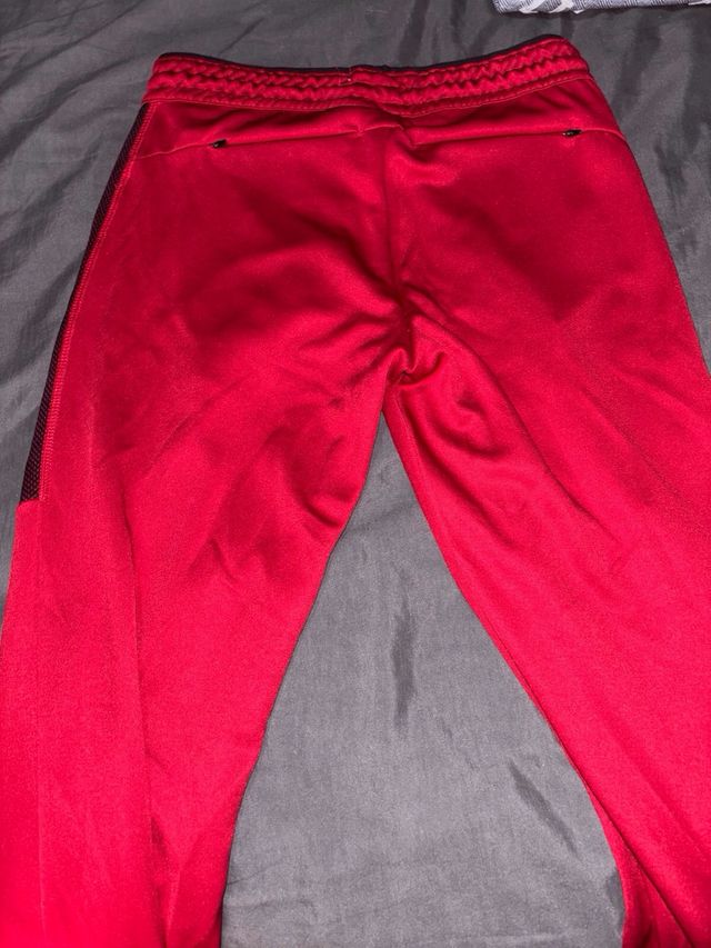 Pantalón chándal rojo con detalles