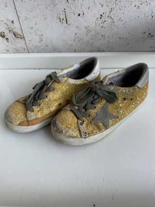 Deportivas doradas niña 
golden goose
