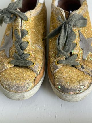 Deportivas doradas niña 
golden goose