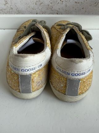 Deportivas doradas niña 
golden goose