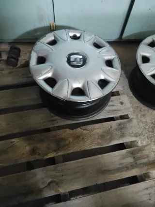 2 llantas Seat (4x100) de 14" con tapacubos Seat.