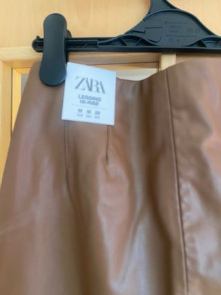 Pantalones efecto piel Zara Marrón Talla M
