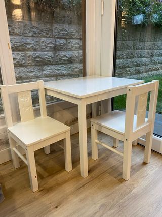 2 sillas infantiles blancas IKEA, mesa de regalo 