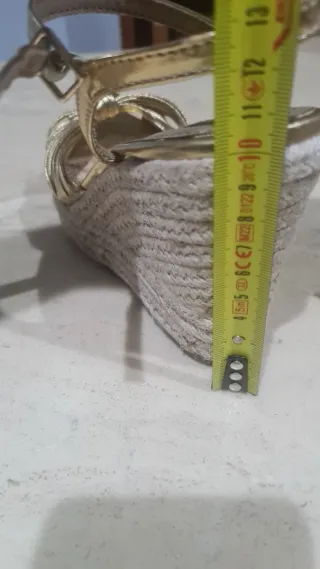 Sandalias doradas cuña esparto