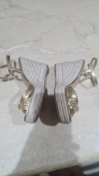 Sandalias doradas cuña esparto