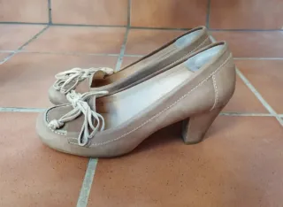 Zapatos de tacón de piel beige