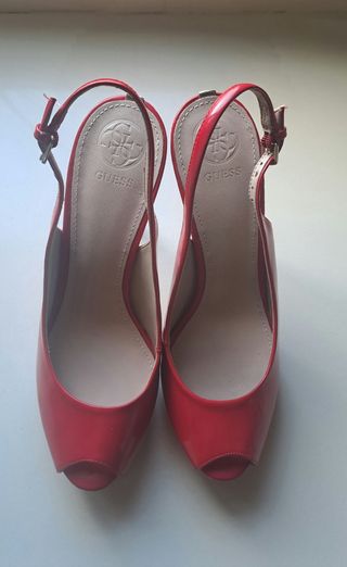 Zapatos de salón Guess rojos