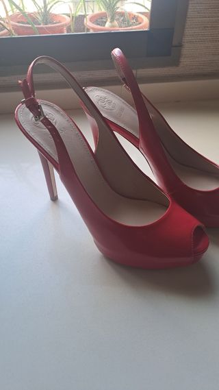 Zapatos de salón Guess rojos