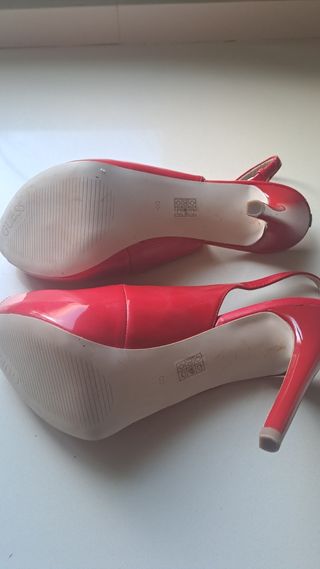 Zapatos de salón Guess rojos