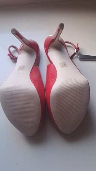 Zapatos de salón Guess rojos