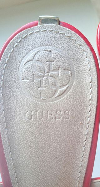 Zapatos de salón Guess rojos