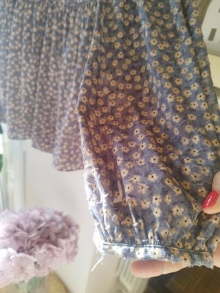 Camisola florecitas azul y beige