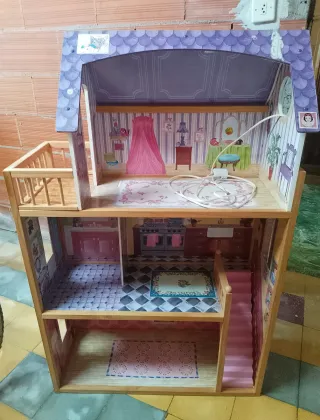 Casa de muñecas de madera