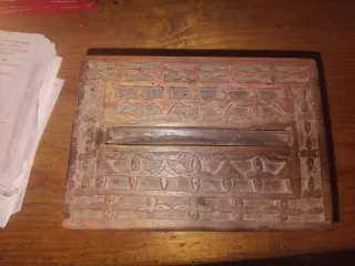 Dispenser sigarette in legno intagliato