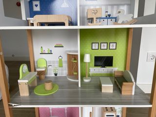 Casa de muñecas de madera