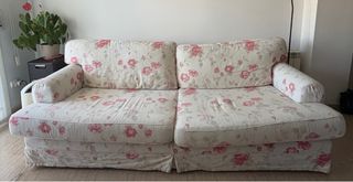 Sofá Ikea floral blanco y rosa