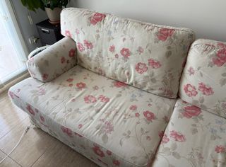 Sofá Ikea floral blanco y rosa