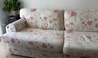 Sofá Ikea floral blanco y rosa