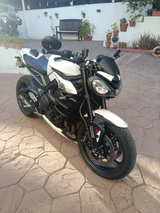 Triumph Street Triple 765 R 2024