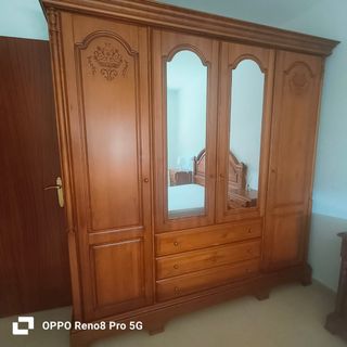 Armario de madera maciza
