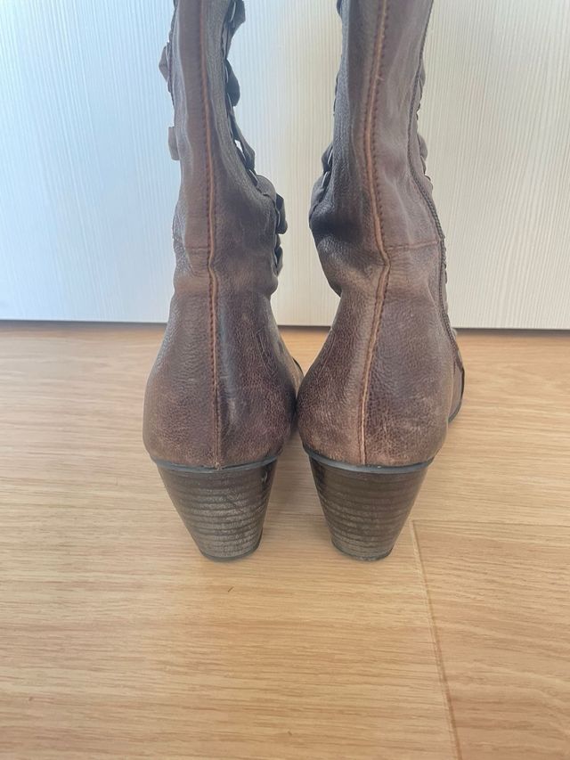 Botas altas marrones con cordones