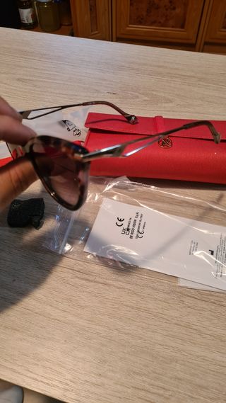 Gafas de Sol Marrones y Rojas