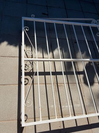 Verja blanca de ventana