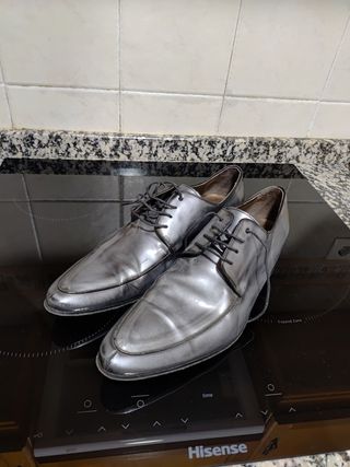 Zapatos de vestir grises.